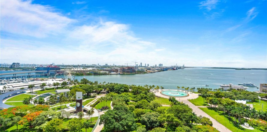 Condo in Miami, Florida, 3 bedrooms  № 2052910