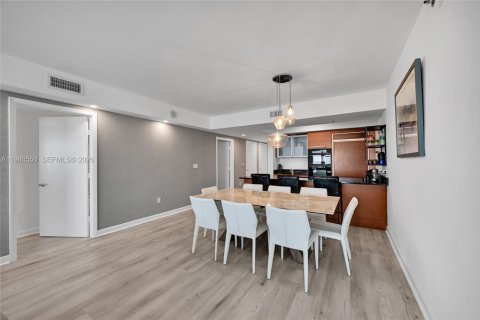 Condo in Hallandale Beach, Florida, 2 bedrooms  № 2053050 - photo 17