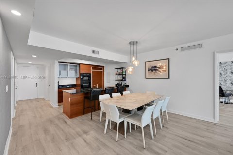 Condo in Hallandale Beach, Florida, 2 bedrooms  № 2053050 - photo 11