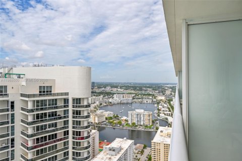 Condo in Hallandale Beach, Florida, 2 bedrooms  № 2053050 - photo 4