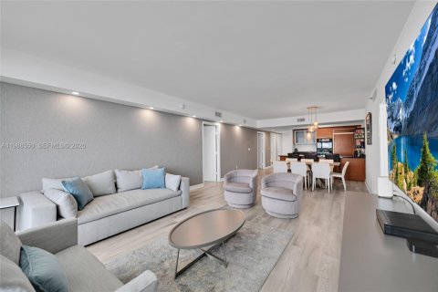 Condo in Hallandale Beach, Florida, 2 bedrooms  № 2053050 - photo 16