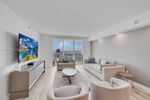 Condo in Hallandale Beach, Florida, 2 bedrooms  № 2053050 - photo 8