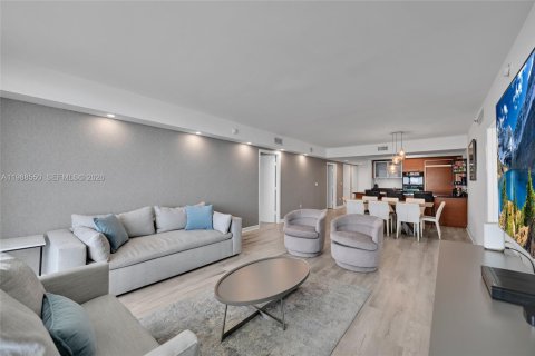 Condo in Hallandale Beach, Florida, 2 bedrooms  № 2053050 - photo 10