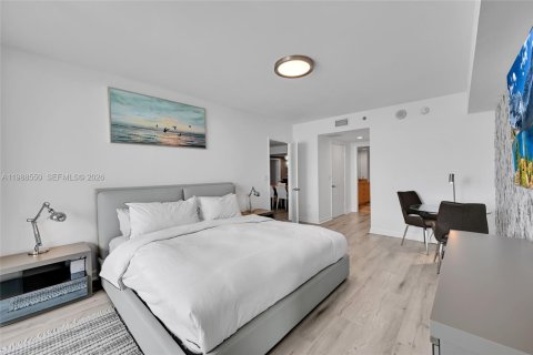 Condo in Hallandale Beach, Florida, 2 bedrooms  № 2053050 - photo 25