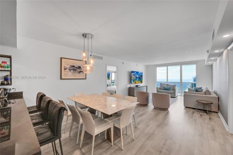 Condo in Hallandale Beach, Florida, 2 bedrooms  № 2053050 - photo 12