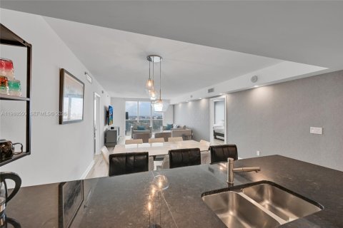 Condo in Hallandale Beach, Florida, 2 bedrooms  № 2053050 - photo 20