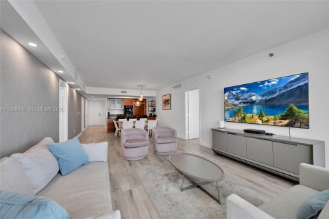 Condo in Hallandale Beach, Florida, 2 bedrooms  № 2053050 - photo 13