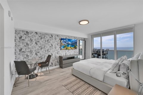 Condo in Hallandale Beach, Florida, 2 bedrooms  № 2053050 - photo 23