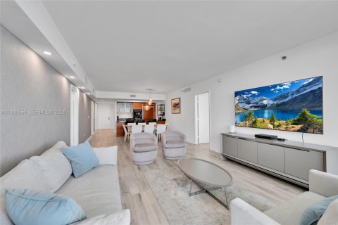 Condo in Hallandale Beach, Florida, 2 bedrooms  № 2053050 - photo 15