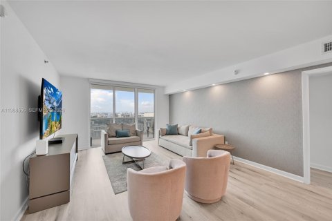 Condo in Hallandale Beach, Florida, 2 bedrooms  № 2053050 - photo 14