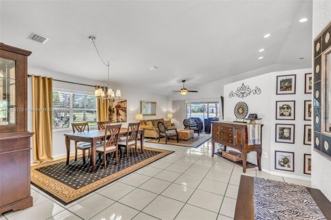 Villa ou maison à vendre à Weston, Floride: 3 chambres, 179.3 m2 № 1939935 - photo 3