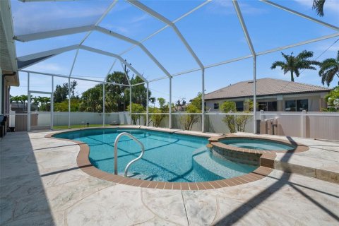 House in Cape Coral, Florida 3 bedrooms, 174.28 sq.m. № 1758326 - photo 4