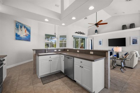 House in Cape Coral, Florida 3 bedrooms, 174.28 sq.m. № 1758326 - photo 12