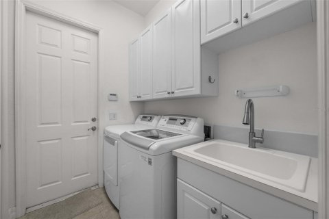 House in Cape Coral, Florida 3 bedrooms, 174.28 sq.m. № 1758326 - photo 28