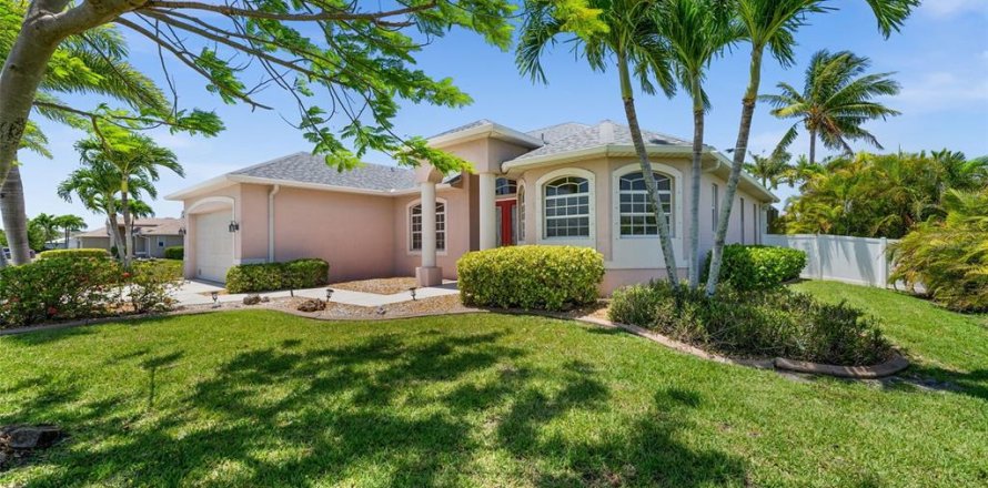 House in Cape Coral, Florida 3 bedrooms, 174.28 sq.m. № 1758326