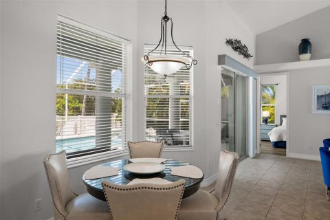 House in Cape Coral, Florida 3 bedrooms, 174.28 sq.m. № 1758326 - photo 16
