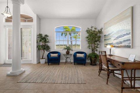 House in Cape Coral, Florida 3 bedrooms, 174.28 sq.m. № 1758326 - photo 17