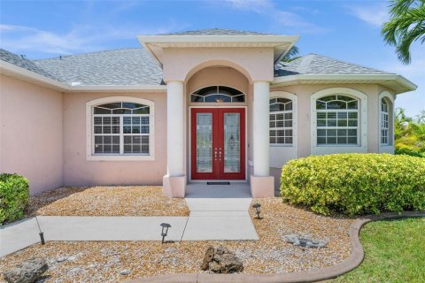 House in Cape Coral, Florida 3 bedrooms, 174.28 sq.m. № 1758326 - photo 3
