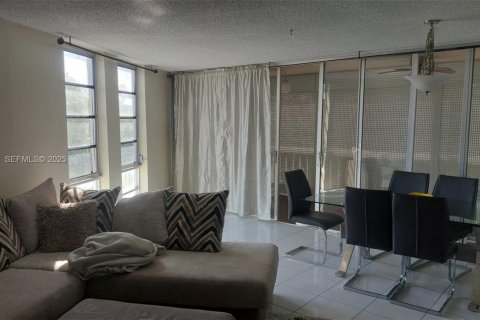 Condominio en venta en Lauderhill, Florida, 2 dormitorios, 107.77 m2 № 2076893 - foto 6