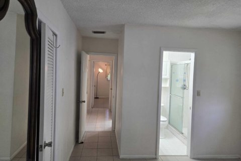 House in Tamarac, Florida 2 bedrooms, 100.52 sq.m. № 2401244 - photo 8