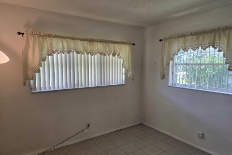 House in Tamarac, Florida 2 bedrooms, 100.52 sq.m. № 2401244 - photo 12