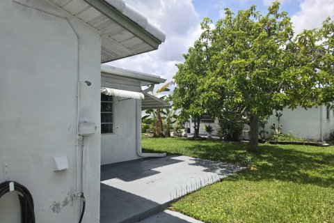 House in Tamarac, Florida 2 bedrooms, 100.52 sq.m. № 2401244 - photo 5