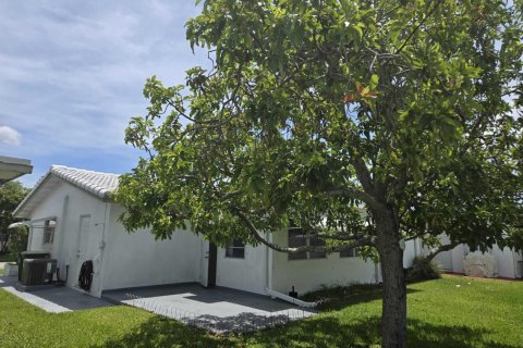 House in Tamarac, Florida 2 bedrooms, 100.52 sq.m. № 2401244 - photo 4