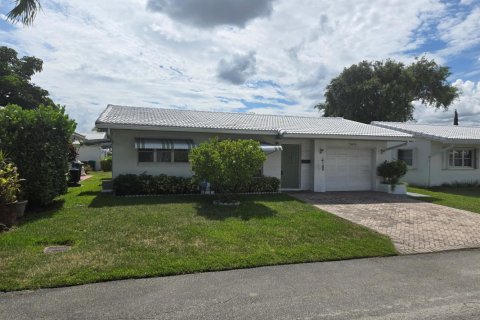 House in Tamarac, Florida 2 bedrooms, 100.52 sq.m. № 2401244 - photo 2