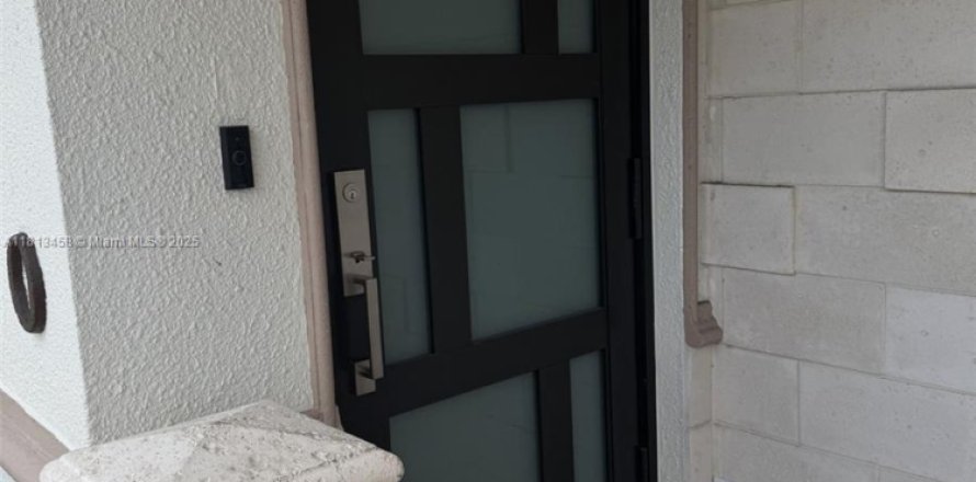House in Miami, Florida 4 bedrooms, 130.53 sq.m. № 1867368