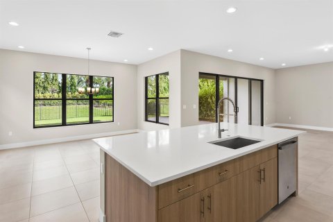House in Boca Raton, Florida 5 bedrooms, 361.2 sq.m. № 2169911 - photo 7