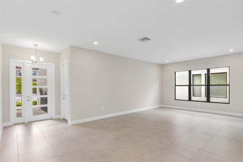 House in Boca Raton, Florida 5 bedrooms, 361.2 sq.m. № 2169911 - photo 3