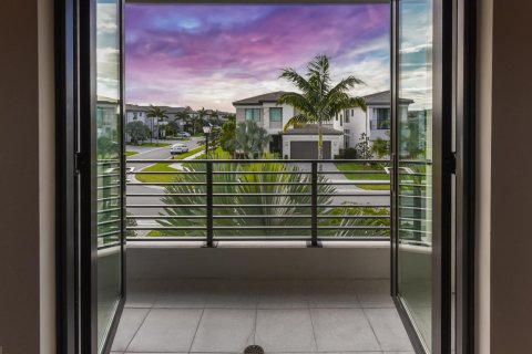 House in Boca Raton, Florida 5 bedrooms, 361.2 sq.m. № 2169911 - photo 25