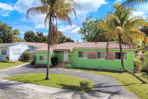 Casa en venta en Miami, Florida, 3 dormitorios, 138.98 m2 № 2056085 - foto 2
