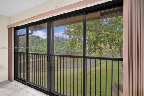 Condo in Coconut Creek, Florida, 3 bedrooms  № 1737556 - photo 17