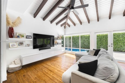 House in Coral Gables, Florida 3 bedrooms, 179.67 sq.m. № 1964616 - photo 16