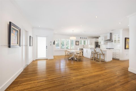 House in Coral Gables, Florida 3 bedrooms, 179.67 sq.m. № 1964616 - photo 4