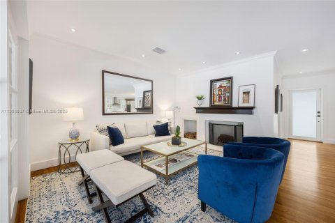 House in Coral Gables, Florida 3 bedrooms, 179.67 sq.m. № 1964616 - photo 10