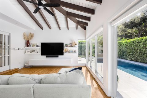 House in Coral Gables, Florida 3 bedrooms, 179.67 sq.m. № 1964616 - photo 17