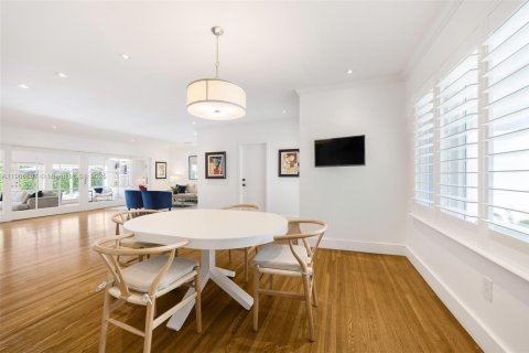 House in Coral Gables, Florida 3 bedrooms, 179.67 sq.m. № 1964616 - photo 7