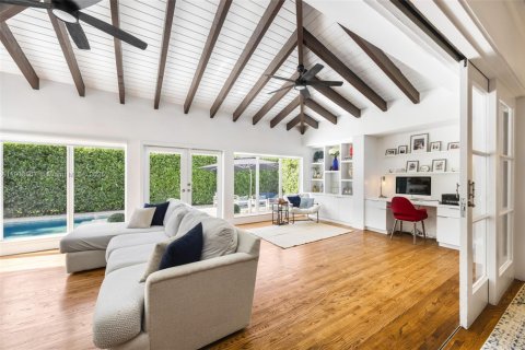 House in Coral Gables, Florida 3 bedrooms, 179.67 sq.m. № 1964616 - photo 13