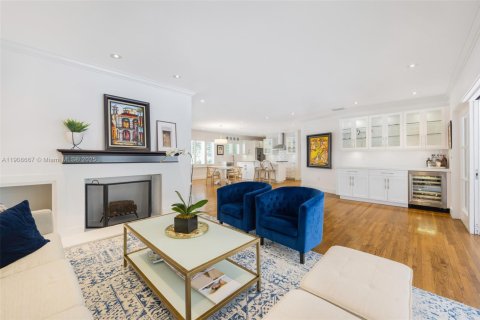 House in Coral Gables, Florida 3 bedrooms, 179.67 sq.m. № 1964616 - photo 9