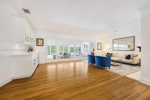 House in Coral Gables, Florida 3 bedrooms, 179.67 sq.m. № 1964616 - photo 8