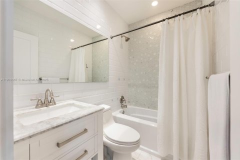 House in Coral Gables, Florida 3 bedrooms, 179.67 sq.m. № 1964616 - photo 21