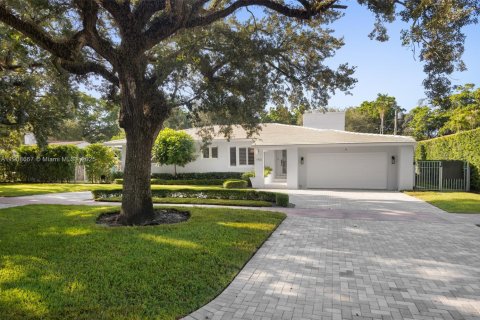 House in Coral Gables, Florida 3 bedrooms, 179.67 sq.m. № 1964616 - photo 1
