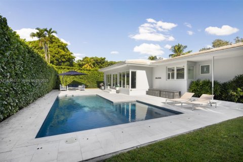 House in Coral Gables, Florida 3 bedrooms, 179.67 sq.m. № 1964616 - photo 23