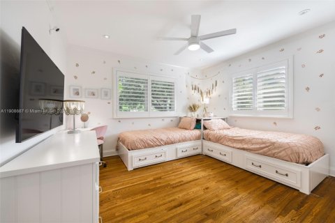 House in Coral Gables, Florida 3 bedrooms, 179.67 sq.m. № 1964616 - photo 19