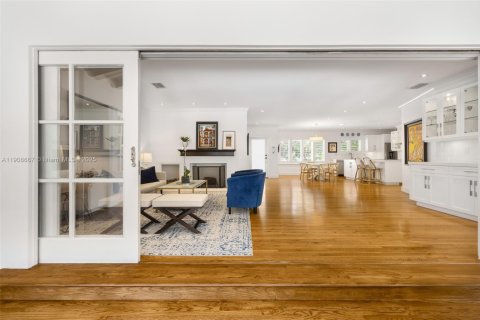 House in Coral Gables, Florida 3 bedrooms, 179.67 sq.m. № 1964616 - photo 11