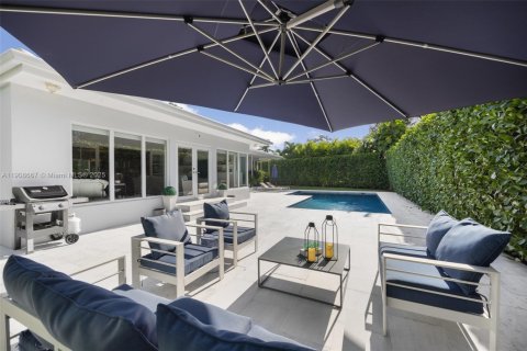House in Coral Gables, Florida 3 bedrooms, 179.67 sq.m. № 1964616 - photo 24