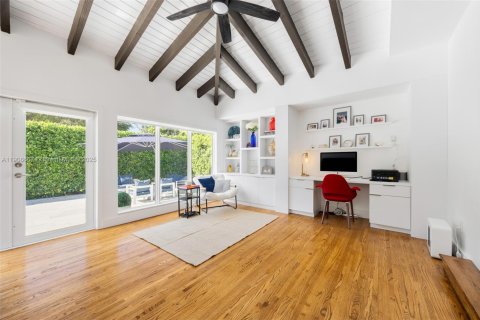 House in Coral Gables, Florida 3 bedrooms, 179.67 sq.m. № 1964616 - photo 14