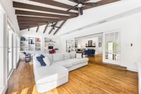 House in Coral Gables, Florida 3 bedrooms, 179.67 sq.m. № 1964616 - photo 15